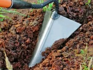 cangkul segitiga untuk  berkebun