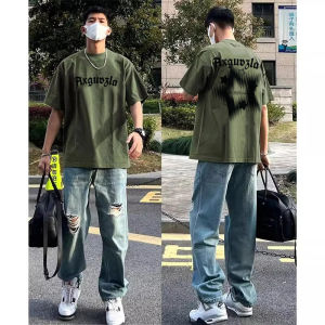 เสื้อยืดแขนสั้นคอตตอนผสมผงฟิลเลอร์ลายตัวอักษรสตรีทสไตล์อเมริกันสำหรับผู้ชาย ทรงหลวม สีเขียวทหาร แฟชั่นฤดูร้อน เสื้อยืดคอกลม