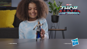 Marvel Studios Thor: Love and Thunder King Valkyrie Toy 6-Inch-Scale Deluxe Figure with Action Feature Ages 4 and Up