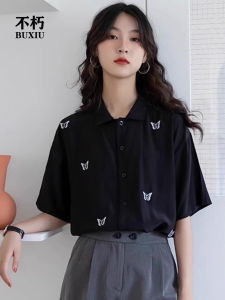 เสื้อเชิ้ตผู้หญิงแขนสั้นลายผีเสื้อสีดำหลวมๆ สไตล์เกาหลี ฤดูร้อน 2025 เสื้อเชิ้ตผู้หญิงทรงหลวมยาวปานกลาง