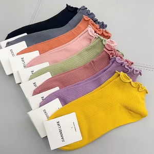 CEEKEY ถุงเท้าสตรีฤดูใบไม้ผลิและฤดูร้อนเห็ดหูหนูถุงเท้าหลวมสำหรับผู้หญิง ถุงเท้าสีทึบสีลูกอม เทรนด์เรือลูกไม้ ถุงเท้าผ้าฝ้ายสำหรับผู้หญิง