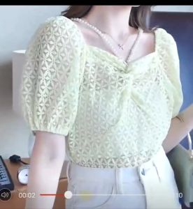 แฟชั่นเซ็กซี่เล็ก ๆ น้อย ๆ เปิดไหปลาร้าไข่มุกโซ่คอสแควร์ Hollowed Out แขนสั้นลูกไม้เสื้อผู้หญิงฤดูร้อนใหม่สลิมท็อปส์ซู