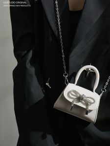 กระเป๋าสะพายข้าง Mini Butterfly Knot Lipstick Headset Chain Uustudio กระเป๋าสะพายข้าง PU แฟชั่นสำหรับสาวๆ กระเป๋าสะพายข้างแบบลำลอง