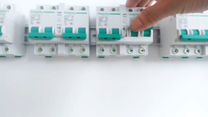 Cầu dao đảo chiều 2p 63A dạng aptomat Shaiankadq công tắc đảo chiều át đảo chiều
