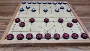 Cờ Sừng 2 Mặt. Bộ Cờ Tướng Bằng Sừng Trâu. Sừng Đen Quân Đục Tay. Hoa Văn Khắc Chìm. Kích thước quân 3.2cm