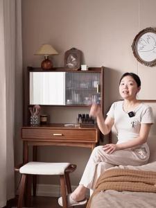 YUANSHI YUANSU | Multifunctional Walnut-colored Oak Vanity for Bedroom
