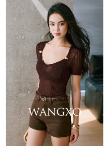 WANGXO | Áo Thun V-Neck Tay Ngắn Thoáng Khí Có Móc Kim Loại