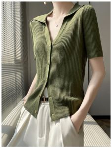 เสื้อคาร์ดิแกนคอโปโลแขนสั้นผ้าขนสัตว์เนื้อนุ่มสำหรับผู้หญิง ทรงสลิมฟิต ทรงปกติ ฤดูร้อน 2024 คอโปโล แขนสั้น สีเขียว