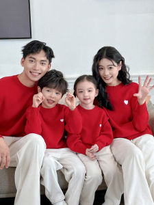 เสื้อสเวตเตอร์คอกลมแขนยาวลายหัวใจสีแดงสำหรับครอบครัวในช่วงฤดูหนาว เสื้อผ้าเด็กชายและเด็กหญิง วัสดุโพลีเอสเตอร์
