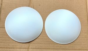 1 cặp mút ngực hình tròn.