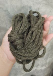 เชือกไหมพรม ถักเป็นเส้นกลม ขนาดประมาณ 8 มิล มัดละ 10 เมตร ใช้ประกอบงานผ้าต่างๆเช่น เชือกผูก สายรัดหมวก  หรืองานประดิษฐ์อื่นๆ เส้นใยโพลี์