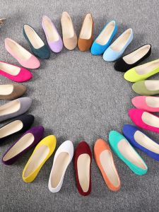 รองเท้าคัทชูผ้ากำมะหยี่รองเท้าทรงเรือแมทช์ง่ายสำหรับคนขี้เกียจส้นเตี้ยหัวแหลมสีพื้นแบนสำหรับผู้หญิงรองเท้าผ้าหัวกลมสีลูกกวาดรองเท้าผู้หญิงไซส์ใหญ่