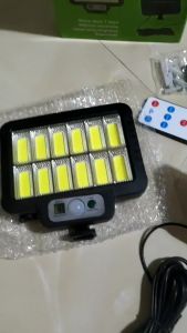 Đèn led năng lượng mặt trời pin tách rời có điều khiển từ xa lắp trong nhà gầm cầu thang mái hiên rất tiện