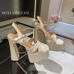 ผู้หญิง รองเท้าส้นสูง 15 ซม. 2024 สไตล์ใหม่แพลตฟอร์มกันน้ําขนาดเล็ก สีขาว รองเท้าแตะส้นหนาหัวเข็มขัด ทันสมัย และสง่างาม