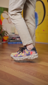 UIN Figueras I รองเท้าเดินทางสำหรับผู้หญิงลำลองหัวกว้างรองเท้าผ้าใบแฟชั่นอ้วน-Floral Graffiti