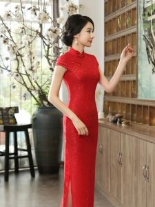 ชุดกี่เพ้าไหมแต่งงานสีแดงยาวคลุมเข่า ทรงเข้ารูป ดีไซน์เก๋ไก๋ ชุดกี่เพ้าจีนโบราณสำหรับผู้หญิงวัย 18-25 ปี
