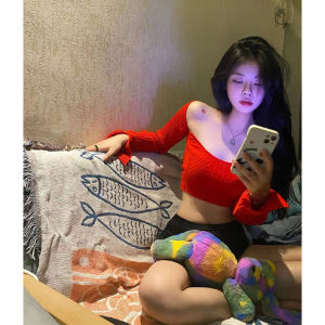 เสื้อถักสั้นสีแดง Pure Desire Style สำหรับผู้หญิง แฟชั่นฤดูใบไม้ร่วง ทรงเข้ารูปเซ็กซี่ เสื้อชั้นในสุดเท่