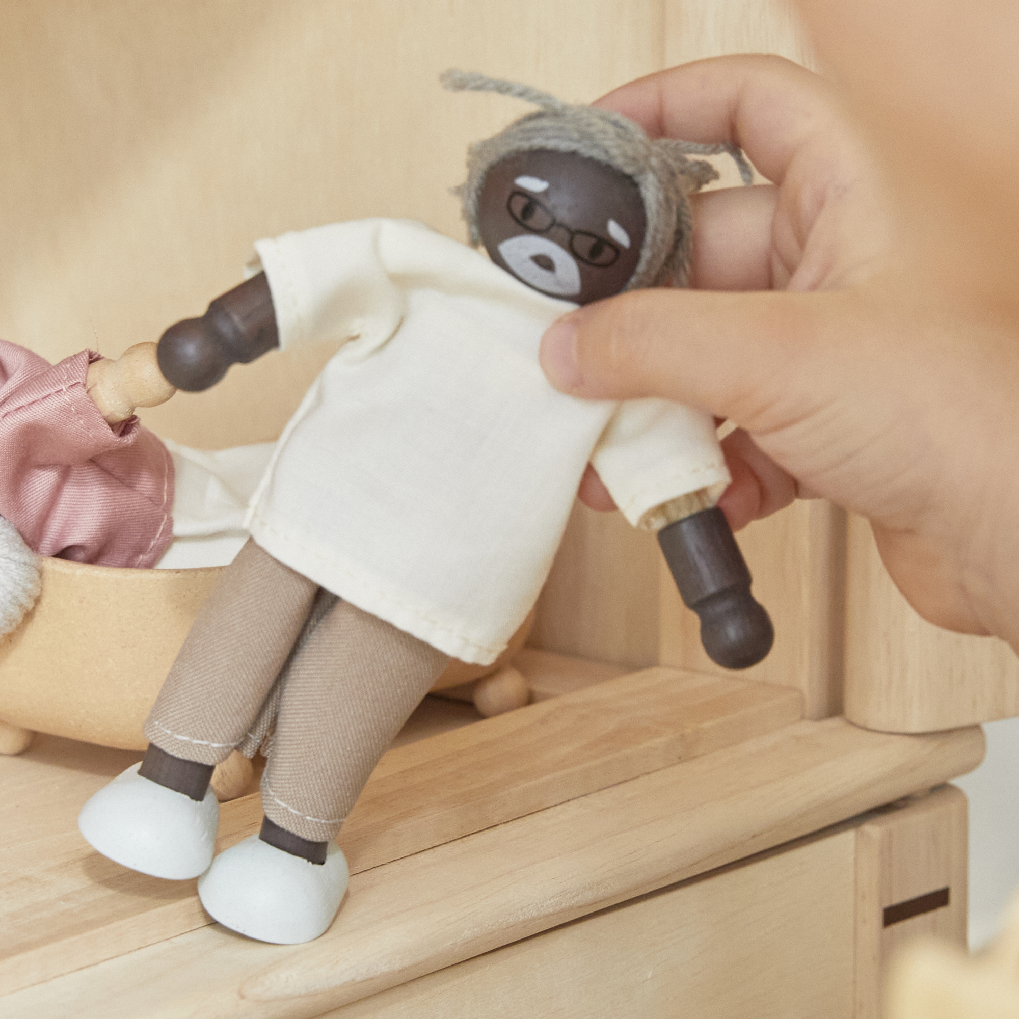 ของเล่นไม้  Grandfather Dollhouse Figure - Dark Skin Tone ตุ๊กตาคุณปู่คุณตา-ผิวเข้ม เสริมพัฒนาการ สำหรับเด็กอายุ 3 ปี ขึ้นไป