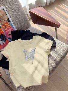 Áo Thun Tay Ngắn Mùa Hè Thiết Kế Cảm Giác Dopamine Vai Nhỏ Phong Cách Nữ Đơn Giản Thời Trang in Hình Bướm Áo Thun Hợp Thời Trang