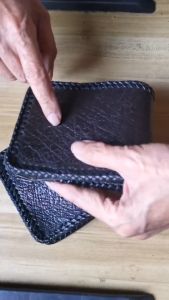 งานกระเป๋าสองพับสั้น สำหรับ เอกบุรุษผู้มาร์ตมั่น สวยเท่ห์ ทั้งภายนอก ภายใน