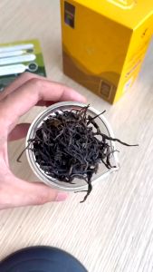 Hũ Trà Phổ Nhĩ Rời Shan Tuyết Cổ Thụ Hà Giang Vụ Xuân Trà Hảo Hạng Thiện Tài 1 tôm 1 lá Lọ Thủy Tinh 70g Quà Tặng