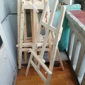 1 Giá vẽ tranh cao 13 mét có tân đưa cao thấp gỗ thông tự nhiên.