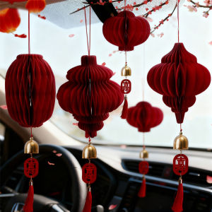 โคมไฟระย้ารูปรถยนต์สีแดงนำโชค2026ปีของจีนโคมไฟรังผึ้ง3D พร้อมกระดิ่งประดับพู่ตัวแขวนตกแต่งเทศกาลฤดูใบไม้ผลิอุปกรณ์งานเลี้ยง