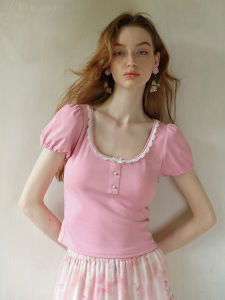 เสื้อยืดแขนสั้นคอวีสไตล์ฝรั่งเศสสำหรับผู้หญิงในฤดูร้อน ทรงเข้ารูป ลายดอกไม้ ผ้าฝ้ายผสม ความยาวปกติ แขนพอง ไม่มีฮู้ด