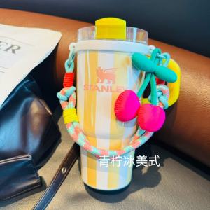 ปลอกแก้วน้ำ Stanley ลายสีสันสดใส พร้อมสายรัดถือ สำหรับฤดูร้อน ปลอกแก้วน้ำแบบถือได้ สำหรับทุกคน