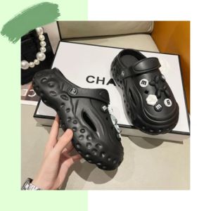 YaKo New รองเท้าแตะแฟชั่น  มี 3 สีให้เลือก น้ำหนักเบาทรงสวย ใส่สบายเท้า  ใส่ง่าย รองรับสรีระเท้าได้ดีมากแถมตัวติดการ์ตูนสีดำน่ารัก ใส่ได้ทุกโอกาสเลยน้าา น้ำหนักเบาใส่สบาย น่ารักขนาดนี้ต้องตำแล้ว