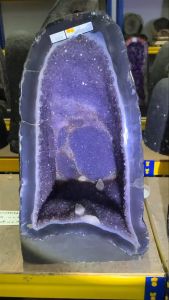 全玛瑙细牙紫晶洞 带有共生矿 方解石 最深处的方解石还是二次结晶了满天星 ⭐️闪闪的 好漂亮 风水五行属木 The full agate amethyst geode has delicate and fine crystal formations accompanied by associated minerals including calcite. The deepest part features calcite with a secondary crystallization that