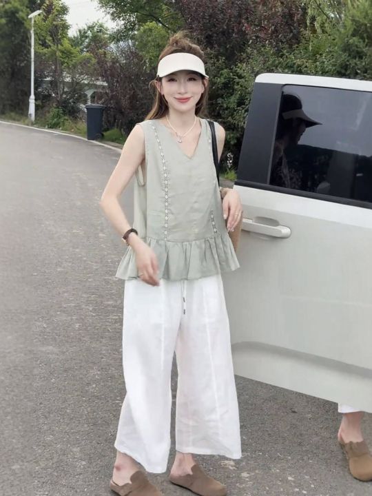Elegant%20Silk-Linen%20Blend%20Two-Piece%20Set%20Women's%20V-Neck%20Flared%20Sleeveless%20Top%20and%20Wide%20Leg%20Crop%20Pants%20-%20Image%202