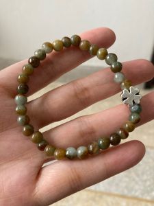 สร้อยข้อมือ สร้อยข้อมือหยก สร้อยข้อมือหยกแท้ สร้อยข้อมือหยกดิบ สร้อยข้อมือหยกพม่า กำไล กำไลหยก กำไลหยกพม่า กำไลหยกพม่าแท้ กำไลหยกแท้ กำไลหยกดิบ สร้อยข้อมือหยกพม่าดิบแท้ Jadeite Type A ขนาด 6 มม. คั่นด้วยตัวคั่นรูปใบโคลเวอร์ 4 แฉก