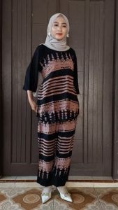 {\n \"article\": \" Set Rayon Wanita: Desain Elegan & Kualitas Tinggi