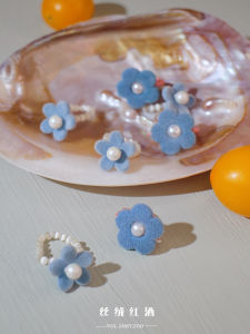 แหวนผ้ากำมะหยี่สีฟ้าสำหรับเด็กผู้หญิงในฤดูใบไม้ร่วงและฤดูหนาว แหวนดอกไม้ขนาดเล็กทำมือ แหวนยางยืดปรับได้ แหวนหวาน