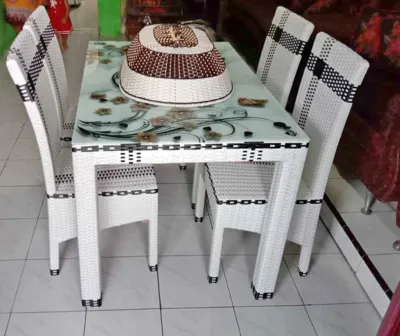 Meja Makan Kursi 4 Rotan Sintetis