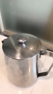 Ca đánh sữa inox cao cấp 201 có nắp đủ dung tích là một dụng cụ không thể thiếu của các barista Hàng dày dặnbền đẹp huyên dùng đánh sữađựng trà cafe và pha chế tại các quầy bar. Hoặc đựng nước cho gia đình pha chế cafe latte matcha chocolate