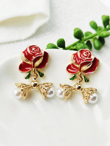 ต่างหูรูปดอกกุหลาบสีแดงหรูหรา ต่างหูแฟชั่นแบบใหม่ ดอกไม้ที่ทำจากโลหะผสม ประดับด้วยเพชรเทียม ขนาดเล็กและสวยงาม