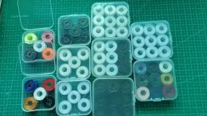 9pcs/box Prewound Sewing Machine Bobbin Threads with 40S2 Polyester Thread Black White Dyed for SINGER JANOME BROTHER JUKI