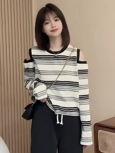 เสื้อยืดแขนยาวเปิดไหล่ลายทางสุดเก๋สำหรับผู้หญิง ฤดูใบไม้ร่วง 2024 ดีไซน์เก๋ไก๋ ลำลอง ปกติ แขนยาว ปกติ