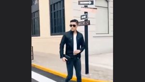 FUGUINIAO แจ็คเก็ตหนังผู้ชาย สีแดง ชายเสื้อยืนคอแจ็คเก็ตหนังรถจักรยานยนต์