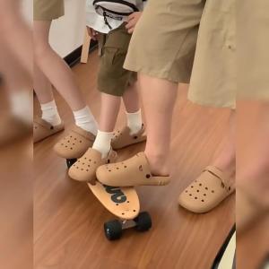 Tsion พร้อมส่ง รองเท้าแตะแฟชั่น รองเท้าพื้นนิ่มระบายอากาศดี รองเท้าแบบสวมหัวโต สีพื้นนุ่มนิ่มใส่สบาย ปังอยู่นะ