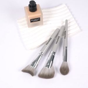 MAANGE ชุดแปรงแต่งหน้า 3 ชิ้น ประกอบด้วยแปรงปัดแก้ม แปรงรองพื้น และแปรงคอนทัวร์