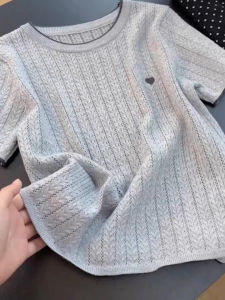 WANGGONGZHU | เสื้อยืดคอกลมปักแขนสั้นผู้หญิงฤดูร้อน 2025 เสื้อเชิ้ตทรงหลวมสไตล์เกาหลีแบบใหม่ที่สวมใส่ได้หลากหลาย