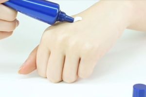 Placewhiter Medicated Whitening Eye Cream ครีมบำรุงใต้ดวงตา ครีมไวท์เทนนิ่งบำรุงรอบดวงตา 30 กรัม ของแท้