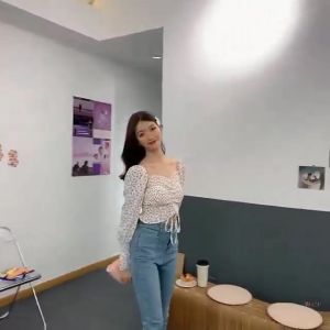 แขนพัฟ ลายดอกไม้ละเอียดอ่อน เสื้อเชิ้ตแขนยาวเปิดหลัง เบาสบายสไตล์ลำลอง สายรัด อ่อนเยาว์