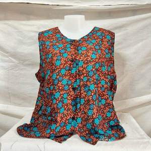 เสื้อคอกระเช้ากระดุมผ่าหน้า ผ้าแมมเบิร์ต มีกระดุม4เม็ดใช้งานได้จริง อกใส่ถึง44 ความยาว27 มีชิปมีกระเป๋า