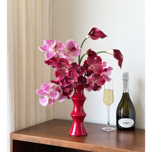 ดอกไม้เทียมสีแดงสไตล์ยุโรป ดอก Orchid ดอกไม้ปลอมสำหรับตกแต่งห้องนอนแต่งงาน ดอกไม้เทียมที่สมจริง เครื่องประดับบ้านสไตล์หรูหรา