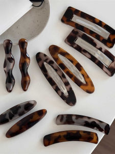 กิ๊บติดผมทรงสี่เหลี่ยมเรขาคณิตแบบกลวงสไตล์ย้อนยุค Acrylic สำหรับผมสั้น หน้าม้า หน้ามน สีน้ำตาล ทรงยาว รูปสัตว์ วัสดุ Acrylic