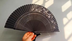 Coser 77 - พัดเส้นรอบ พู่ห้อยมุก พัดจีนดำ 8 นิ้ว พัดจีน สีดำ พัดยี่ปูน สะบัดเส้นรอบ พัดเสือสวย สำหรับคนชิ้นเช่น คนส่วนประกัน พัดจีนแบบโบราณผู้หญิง สำหรับวัยการเสื่อมสภาพ